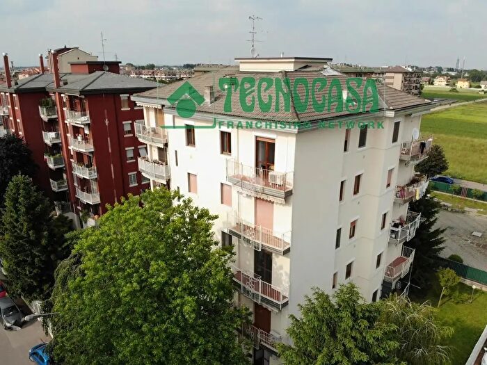 Appartamento trilocale in vendita in Via Firenze, Bareggio