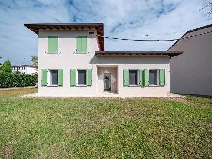 Casa con 5 locali in vendita in Via Cocapanna, Quistello