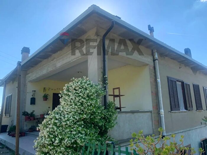Casa con 8 locali in vendita in Vocabolo Petrelle, Collazzone