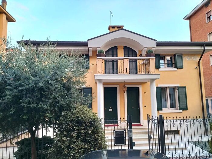 Casa con 8 locali in vendita in Verona
