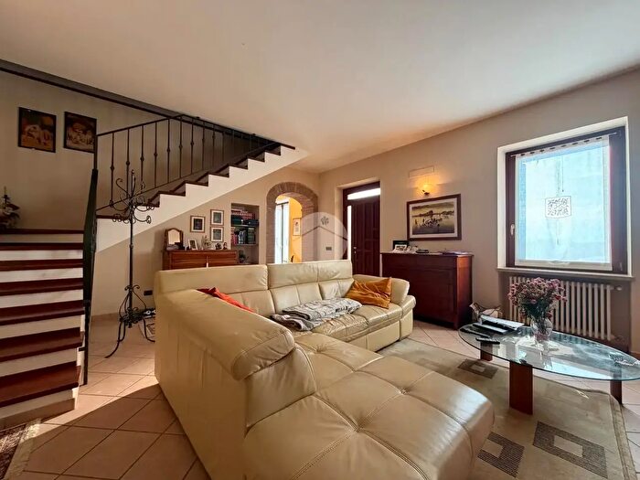 Casa con 9 locali in vendita in Str S Pietro, Monzambano