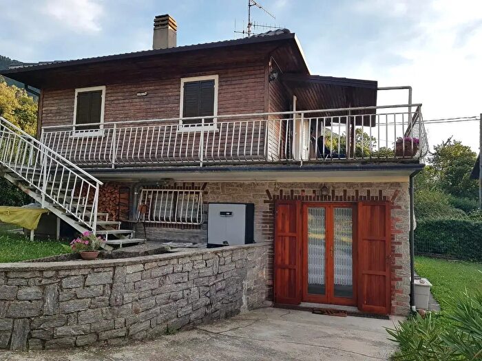 Casa quadrilocale in vendita in Castelveccana