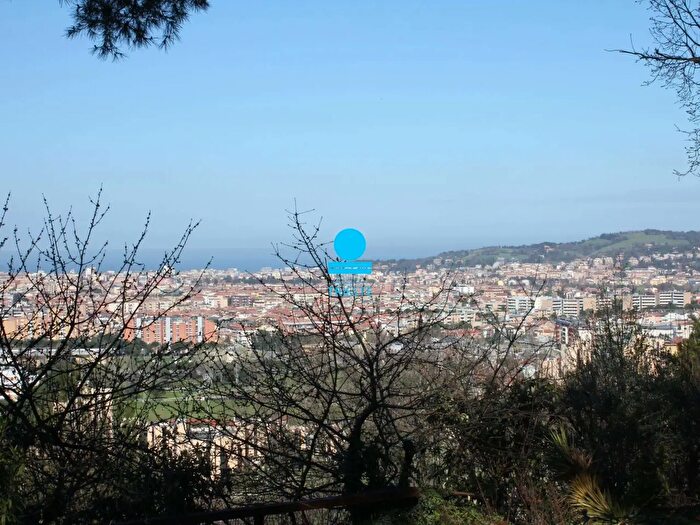 Casa con 11 locali in vendita in Pesaro