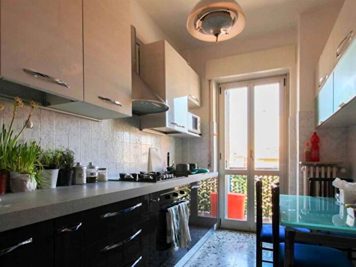 Appartamento trilocale in affitto in Alzaia Naviglio Pavese, Famagosta, Milano