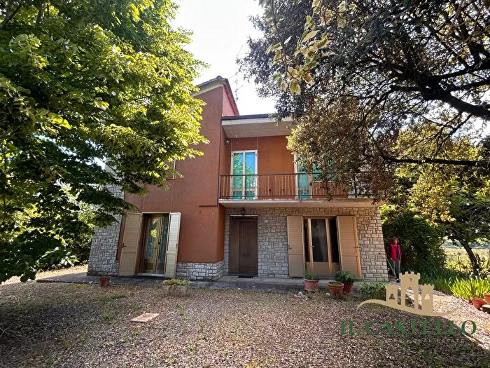 Casa quadrilocale in vendita in Castiglione Del Lago