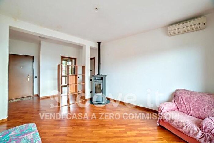 Appartamento trilocale in vendita in Via Adamello, Rovellasca