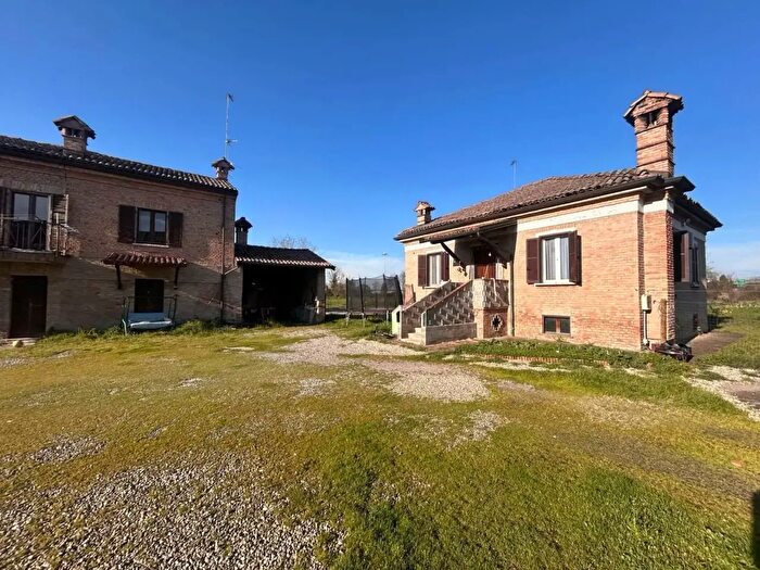 Casa con 7 locali in vendita in Tortona