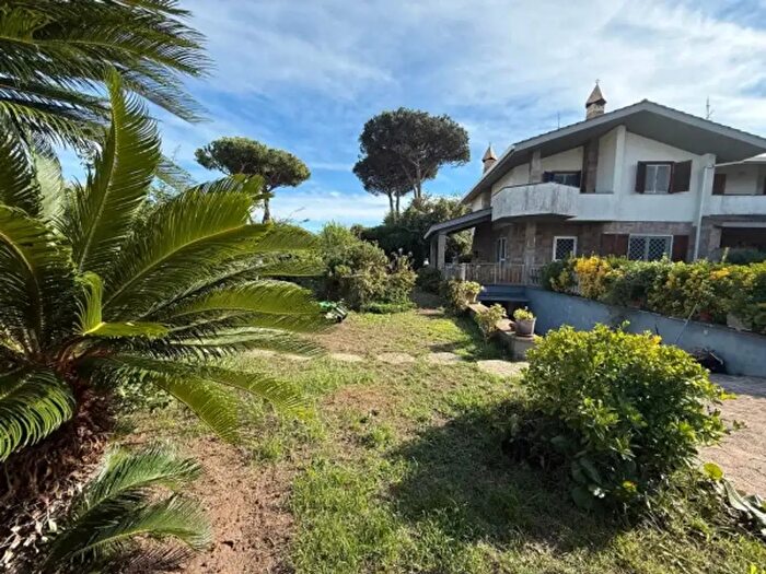 Casa con 6 locali in vendita in Viale Vittorio Alfieri, Anzio