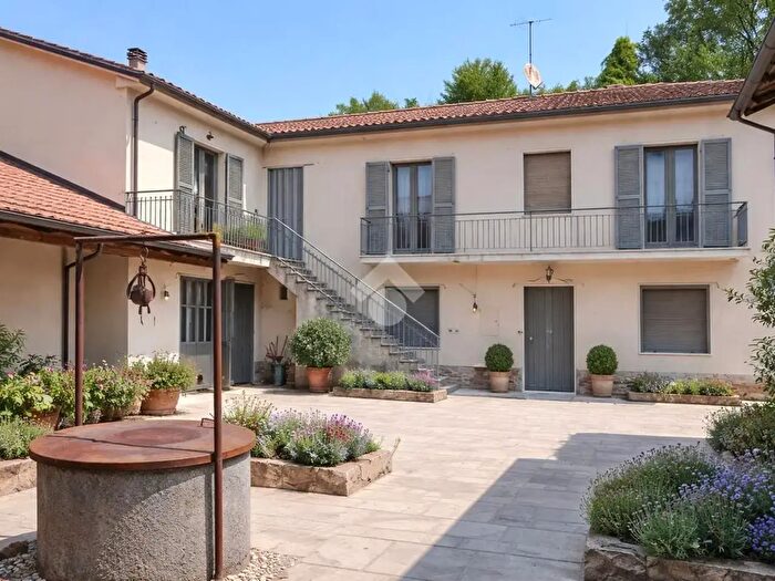Casa con 6 locali in vendita in Via Boidi, Calosso