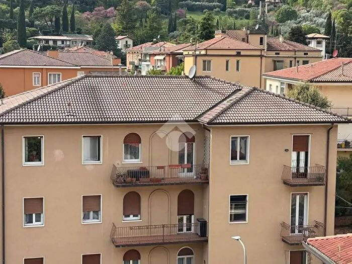 Appartamento trilocale in affitto in Via Valdonega, Verona
