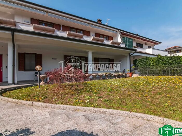 Casa quadrilocale in vendita in Via Toti, Garbagnate Milanese