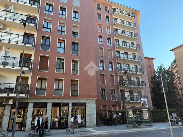 Appartamento trilocale in vendita in Via Lorenteggio, Milano