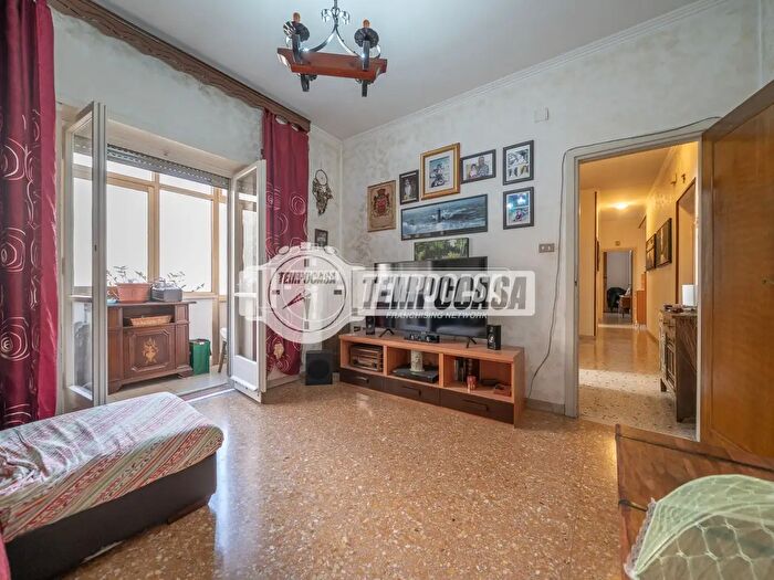 Appartamento trilocale in vendita in Via Flavio Stilicone, Roma