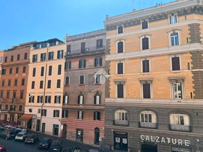 Appartamento con 5 locali in vendita in Via Cavour, Roma