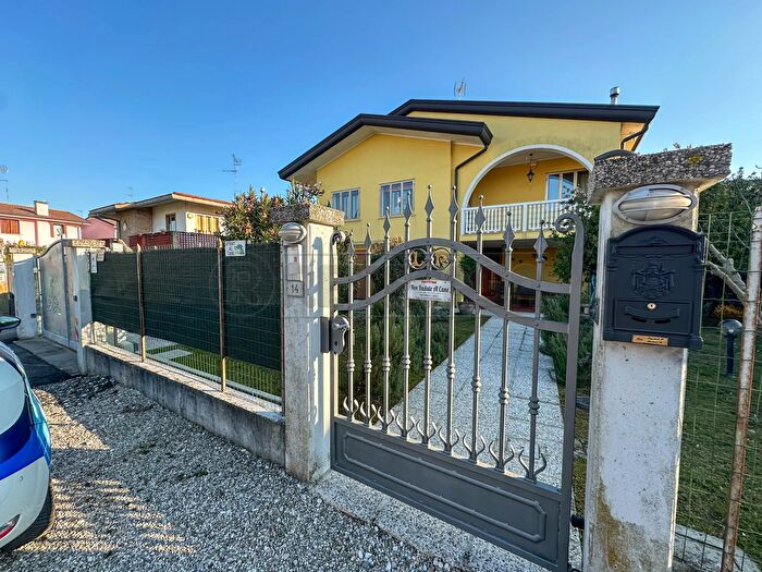 Casa con 8 locali in vendita in Via Costituzione, San Michele Al Tagliamento