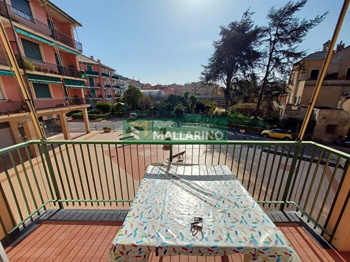 Appartamento trilocale in affitto in Piazza Giuseppe Verdi, Centro, Finale Ligure
