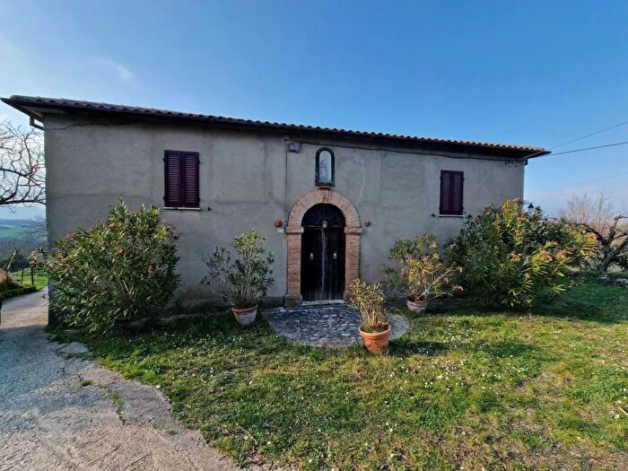 Casa con 10 locali in vendita in Via Roma, Avigliano Umbro