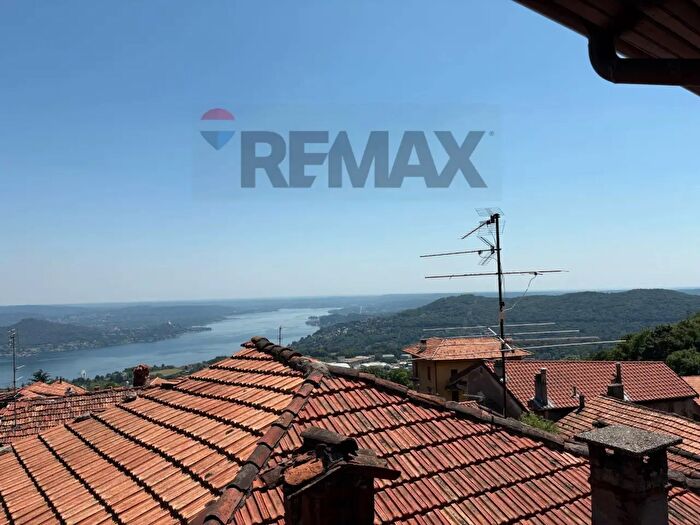 Appartamento trilocale in vendita in Nebbiuno