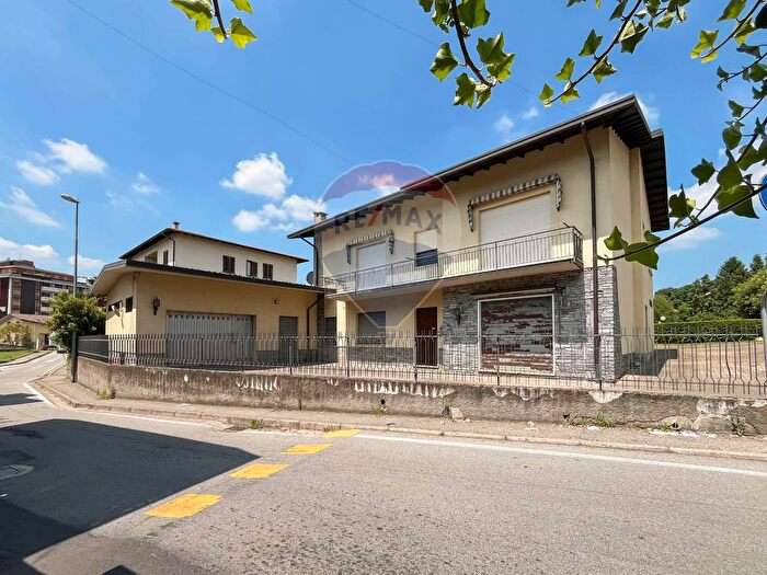 Casa con 5 locali in vendita in Via Montello, Sesto Calende