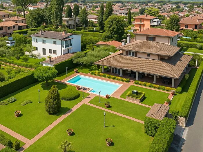 Casa con 6 locali in vendita in Via delle Camelie, Anzio