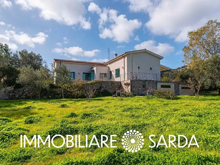 Casa con 8 locali in vendita in Olbia
