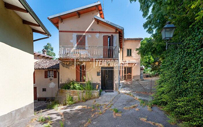 Appartamento con 5 locali in vendita in Via Castello l, Guiglia