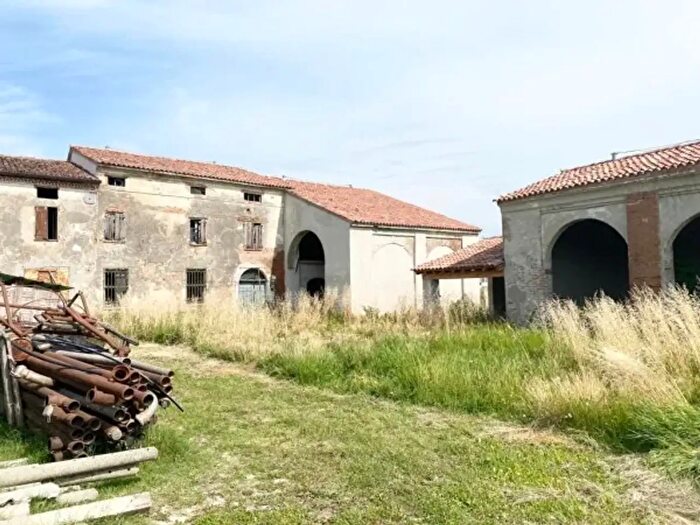 Casa con 6 locali in vendita in Strada Bardelle, San Benedetto Po