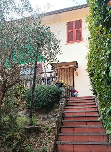 Casa quadrilocale in vendita in Luni