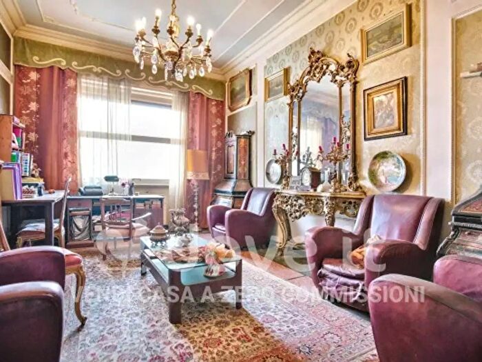 Appartamento con 6 locali in vendita in Piazza Leon Pancaldo, Savona