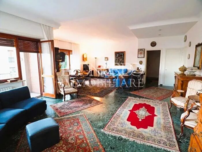 Appartamento con 6 locali in vendita in Via Scipione Capece, Napoli