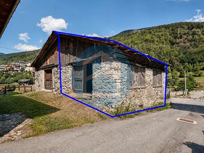 Casa trilocale in vendita in Via Vallaro, Vione
