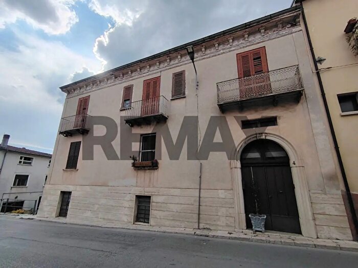 Appartamento con 10 locali in vendita in Via Walter del Basso, Vinchiaturo