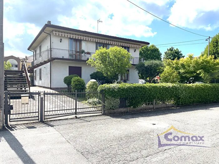 Appartamento con 6 locali in vendita in Via Monte Grappa, Saccolongo