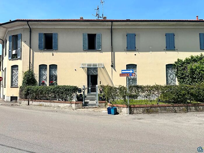 Appartamento trilocale in affitto in Via Garibaldi, Inveruno