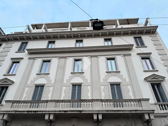 Appartamento trilocale in affitto in Via Goffredo Mameli, Milano