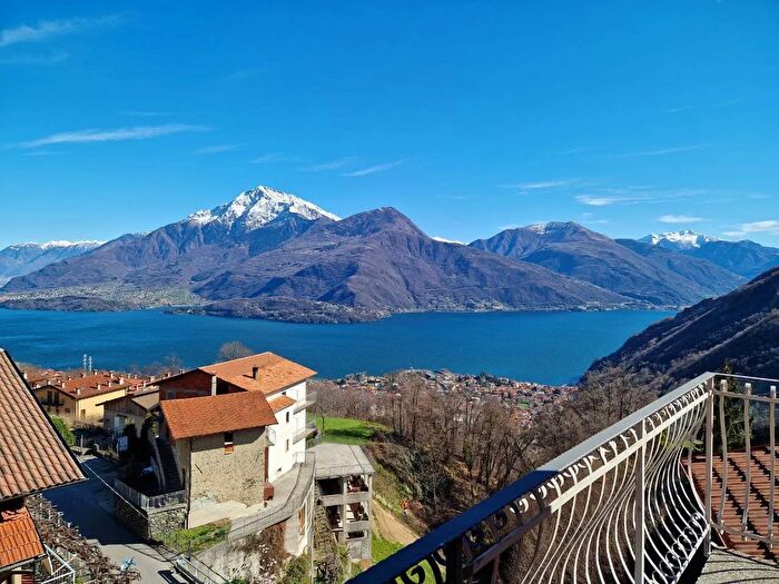 Casa quadrilocale in vendita in Via Albaredo, Gravedona ed Uniti
