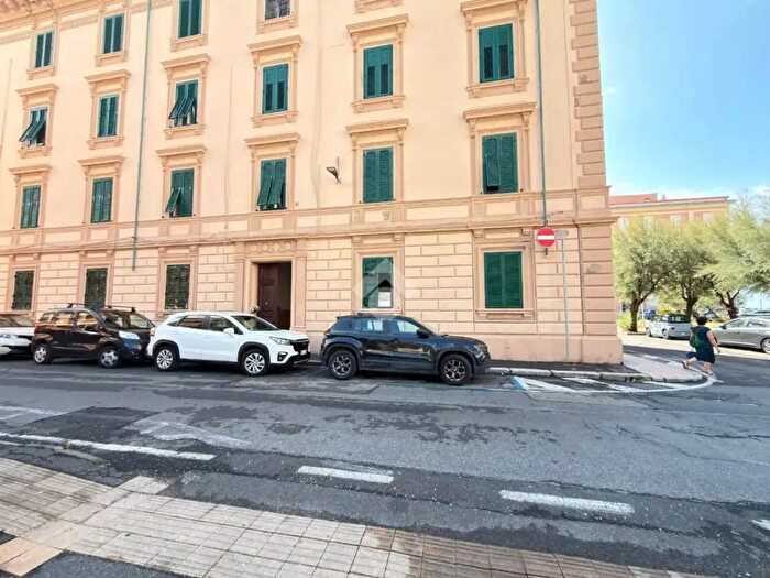 Appartamento con 6 locali in vendita in Via Corsica, Livorno