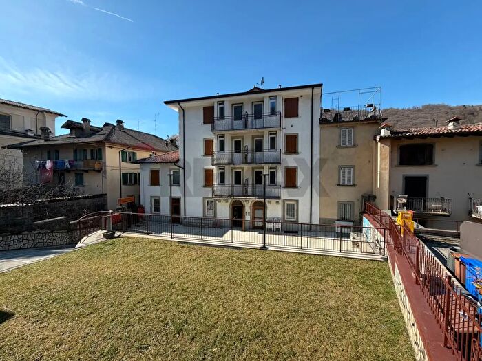 Casa con 8 locali in vendita in Via Caneva, Serina