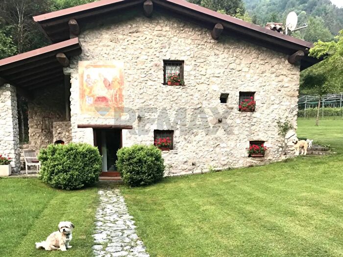Casa quadrilocale in vendita in Via Righenzuolo Snc, Songavazzo