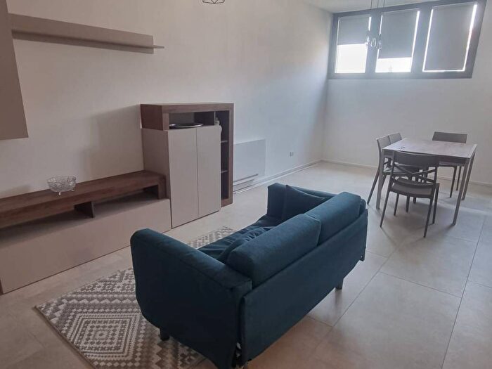 Appartamento trilocale in affitto in Via Passo Pordoi, Corvetto, Milano