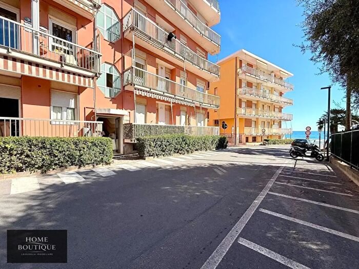 Appartamento quadrilocale in vendita in Vico delle Vignette, Andora