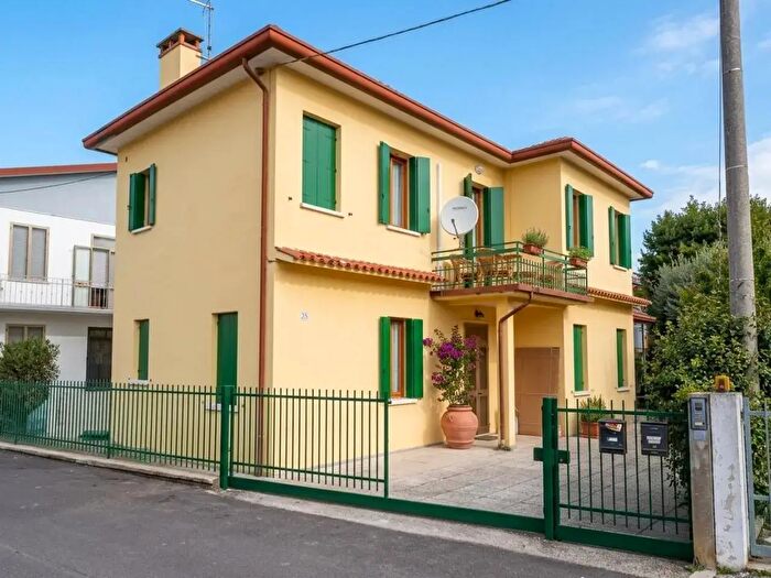 Appartamento trilocale in vendita in Via Tripoli, Selvazzano Dentro