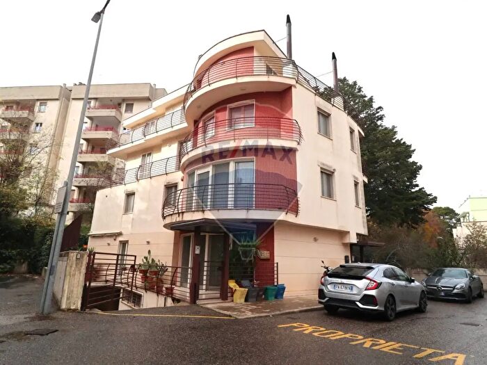 Casa con 6 locali in vendita in Matera