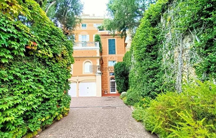 Appartamento con 6 locali in vendita in Via Parini, Genova