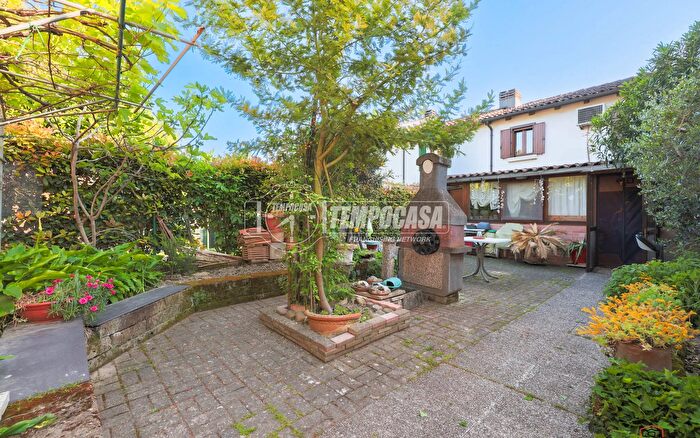 Casa con 5 locali in vendita in Via Montanara, Imola