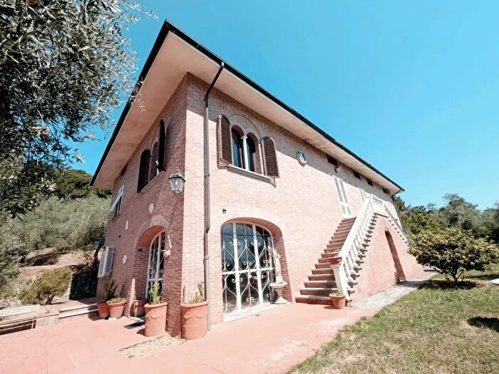 Casa con 13 locali in vendita in Lucca
