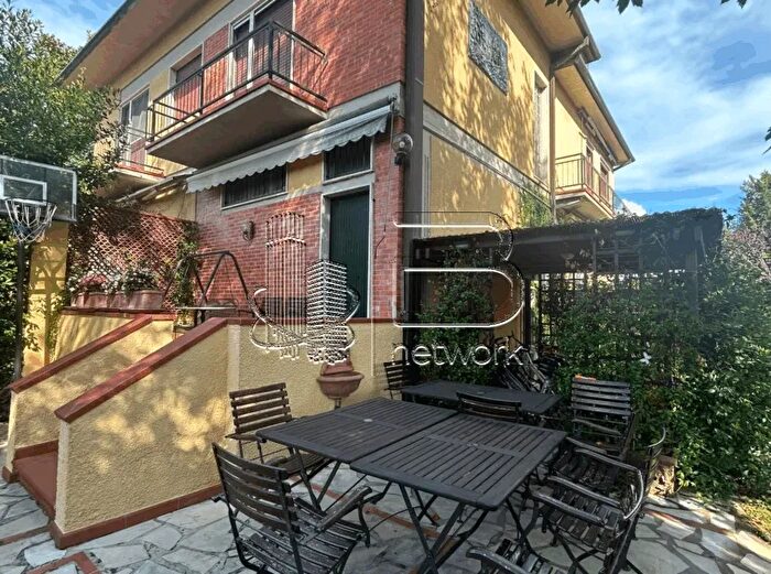 Appartamento con 5 locali in vendita in Pietrasanta