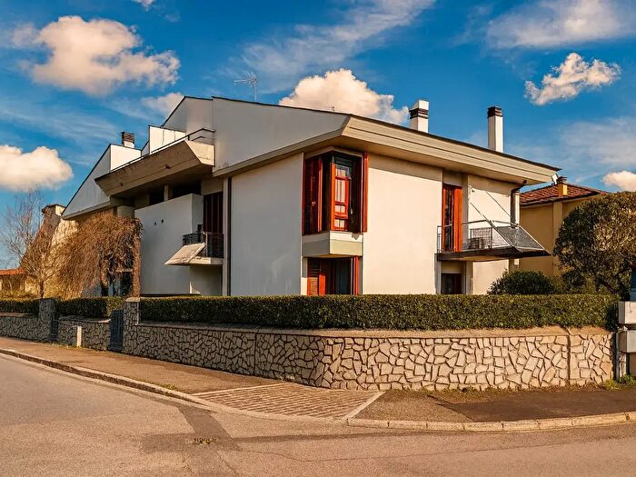 Casa con 11 locali in vendita in Pontedera