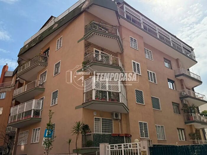 Appartamento quadrilocale in vendita in Via Rocca Sinibalda, Roma