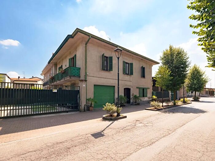 Casa con 6 locali in vendita in Via Stazione, Molteno